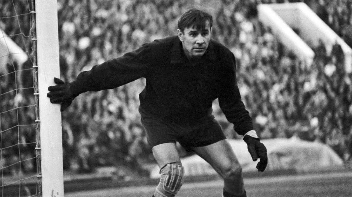 Lev Yashin, huyền thoại thủ môn Liên Xô trong trang phục đen