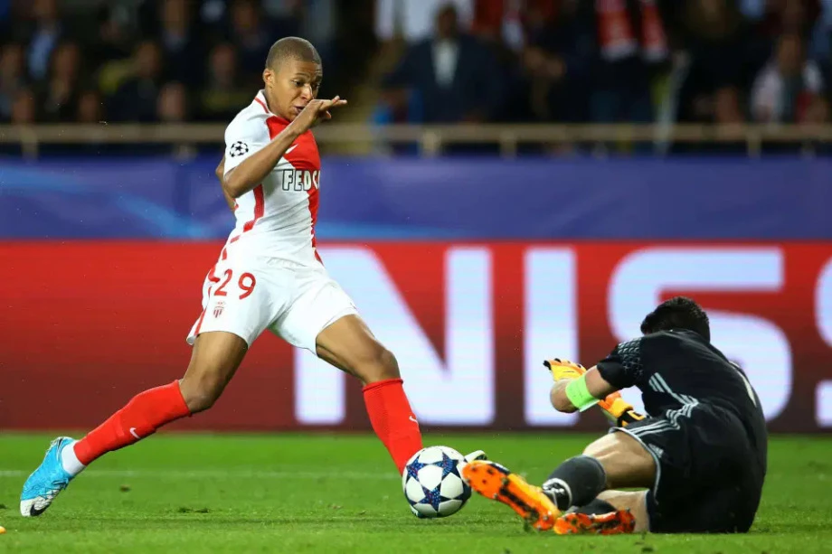 Kylian Mbappé cùng AS Monaco tại bán kết Champions League 2016 nhờ tốc độ và kỹ thuật vượt trội