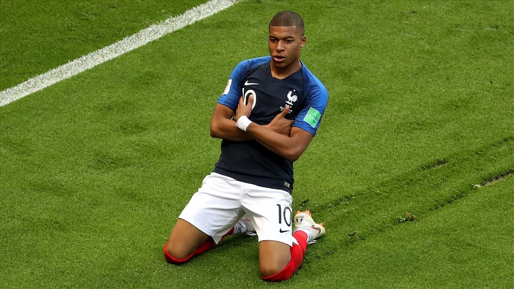 Kylian Mbappé ghi bàn và cùng Đội tuyển Pháp vô địch World Cup 2018 với lối chơi vừa thông minh vừa bùng nổ