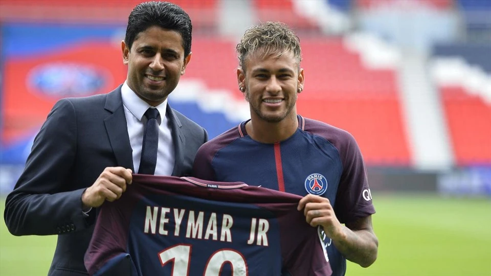 Cầu thủ Neymar khi ký kết hợp đồng chuyển nhượng với PSG với giá kỷ lục 222 triệu Euro