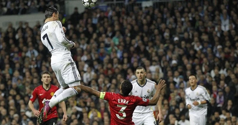 Cristiano Ronaldo bật cao để đón một đường chuyền