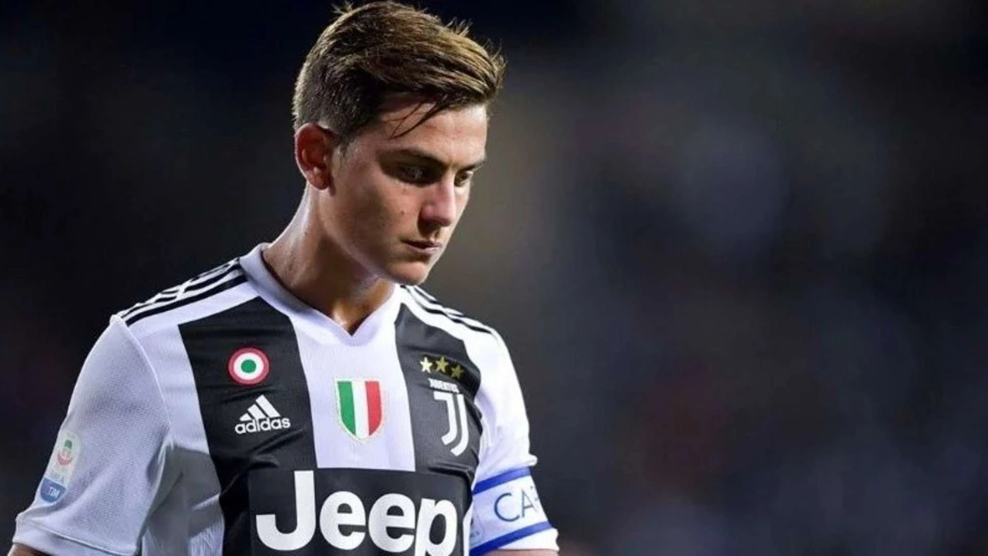 Paulo Dybala trong trang phục thi đấu, thể hiện nét tinh nghịch và vẻ đẹp trẻ trung hoàn hảo