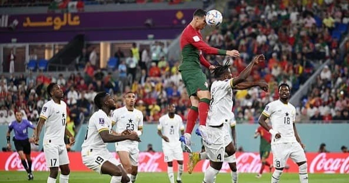 Ronaldo bật cao để thực hiện cú đánh đầu ghi bàn tại một trận đấu