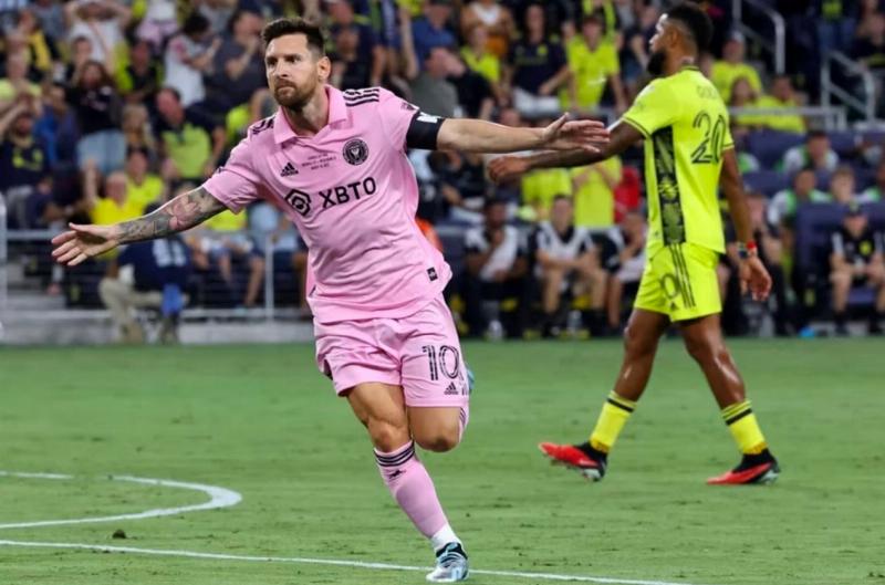 Messi kiểm soát bóng sát chân tại trận đấu giúp anh vượt qua hàng thủ của đối phương nhanh chóng