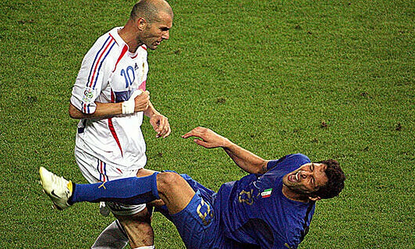 Zinedine Zidane với cú húc đầu chấn động làng bóng đá thế giới