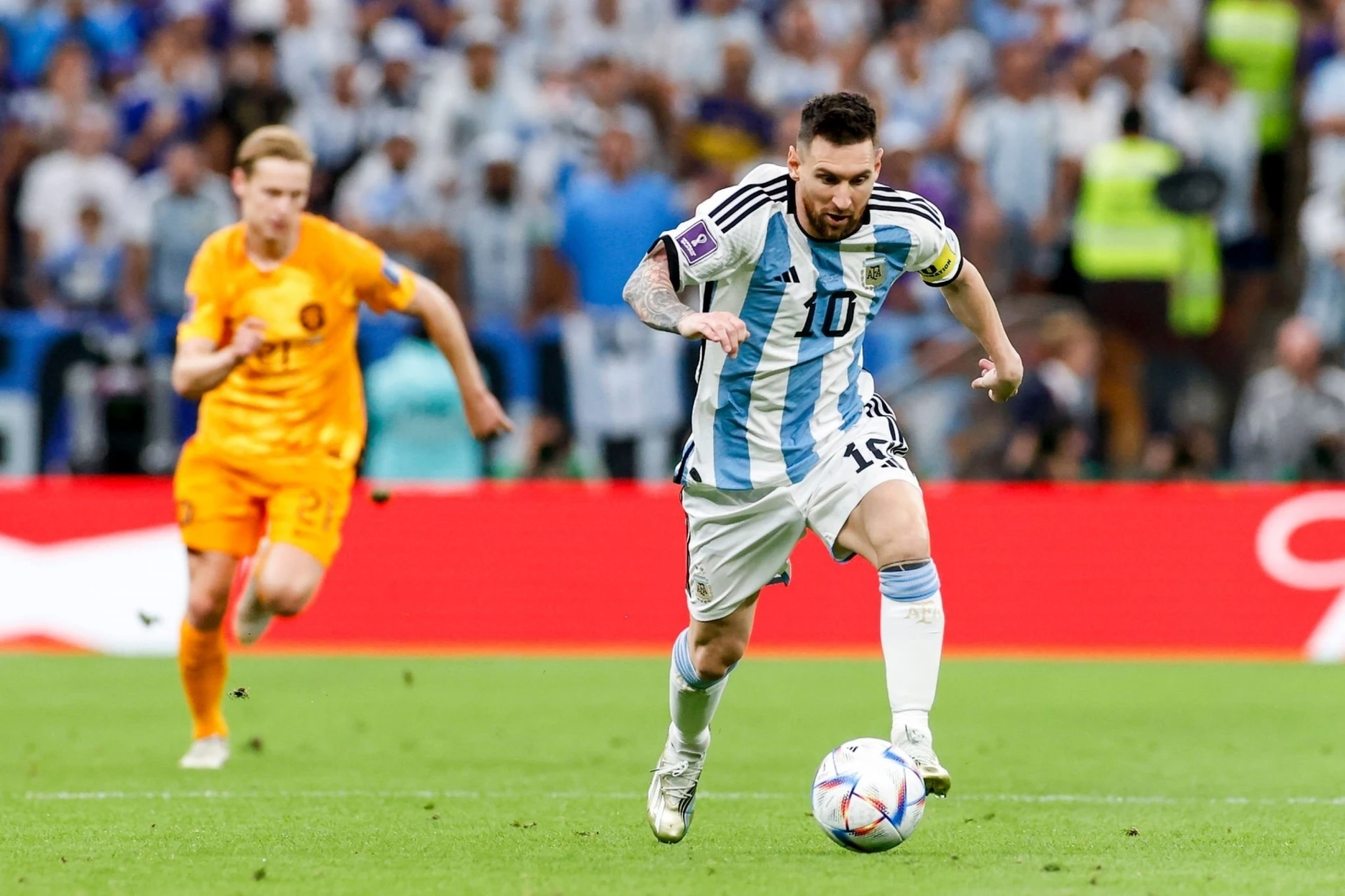 Lionel Messi sử dụng sự linh hoạt để vượt qua cầu thủ phòng ngự