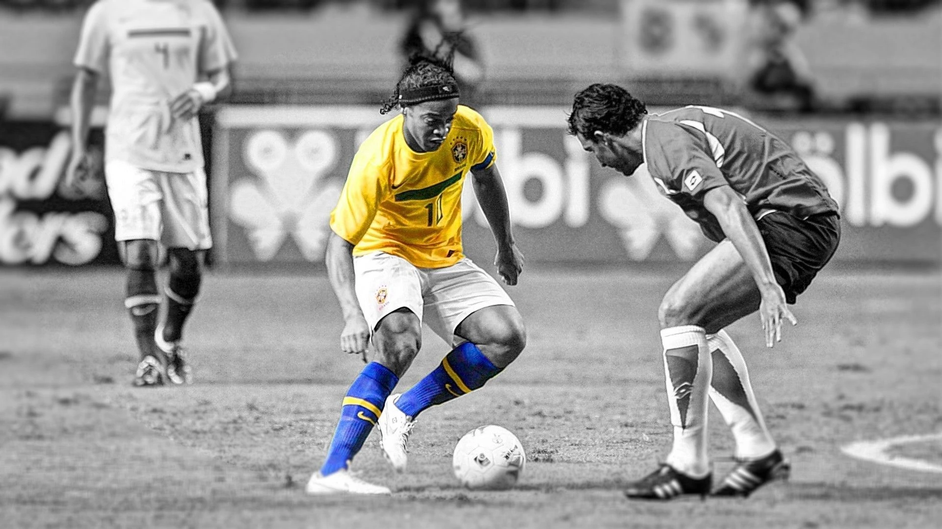 Ronaldinho thực hiện động tác Elastico với bóng