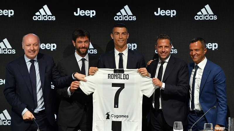 Cristiano Ronaldo chuyển từ Real Madrid đến Juventus với mức giá 117 triệu Euro khi đã bước sang tuổi 33